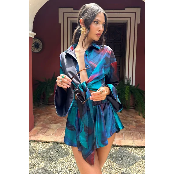 Marisela | Chemise crop top en satin imprimé bleu à manches longues