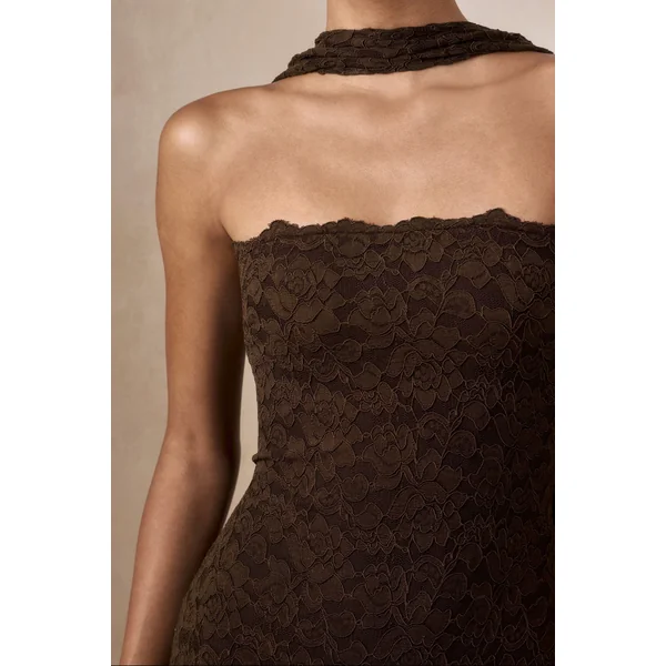 Massima | Robe longue bandeau en dentelle marron avec détail écharpe