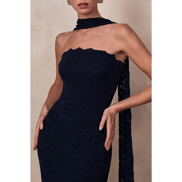 Massima | Robe longue en dentelle bleu marine bandeau avec détail écharpe