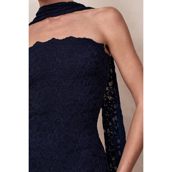 Massima | Robe longue en dentelle bleu marine bandeau avec détail écharpe