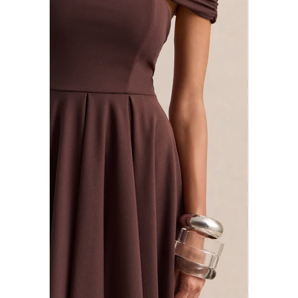 Mavina | Robe mi-longue marron à décolleté bardot