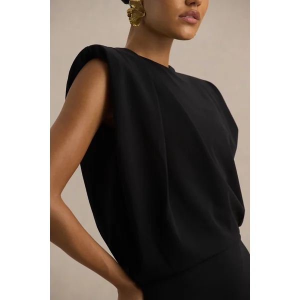 Meave | Robe longue noire à encolure bateau avec détail drapé