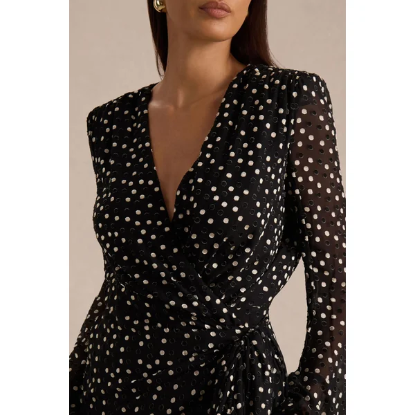 Mela | Mini-robe à pois noirs et blancs avec décolleté plongeant manches évasées et ceinture à nouer