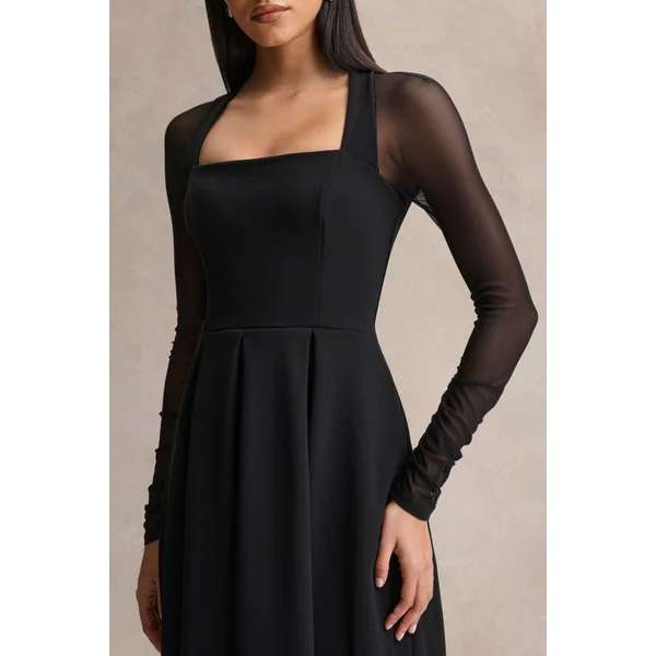 Melinda | Robe mi-longue noire à encolure carrée avec détails en mesh
