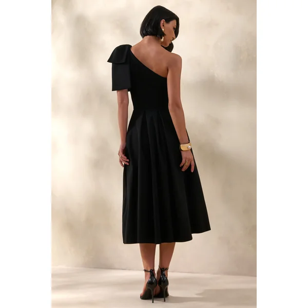 Meria | Robe mi-longue noire à encolure asymétrique avec manches à nœud