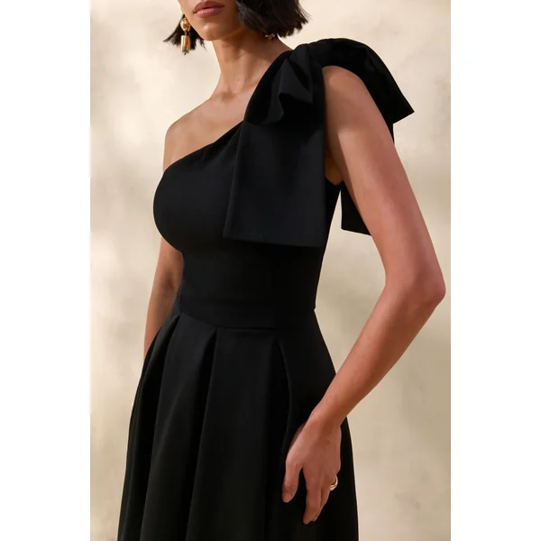 Meria | Robe mi-longue noire à encolure asymétrique avec manches à nœud
