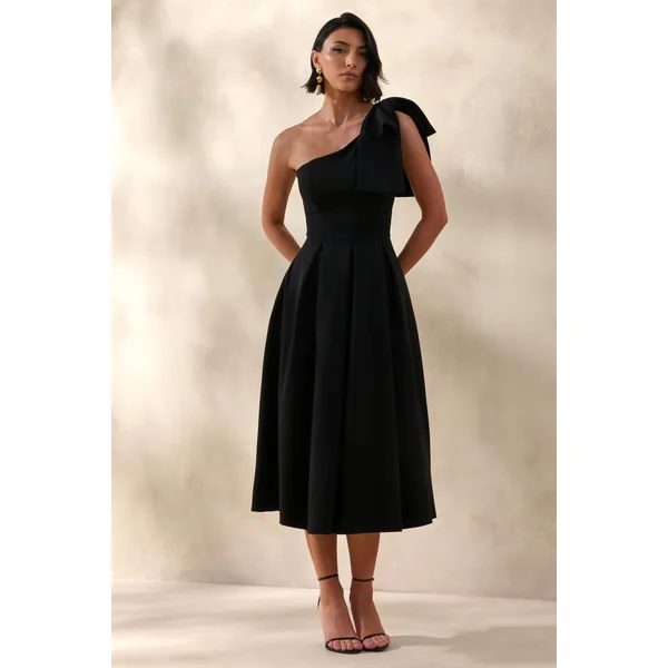 Meria | Robe mi-longue noire à encolure asymétrique avec manches à nœud