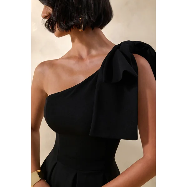 Meria | Robe mi-longue noire à encolure asymétrique avec manches à nœud