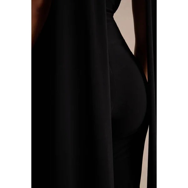 Mindy | Combinaison noire à col halter avec cape