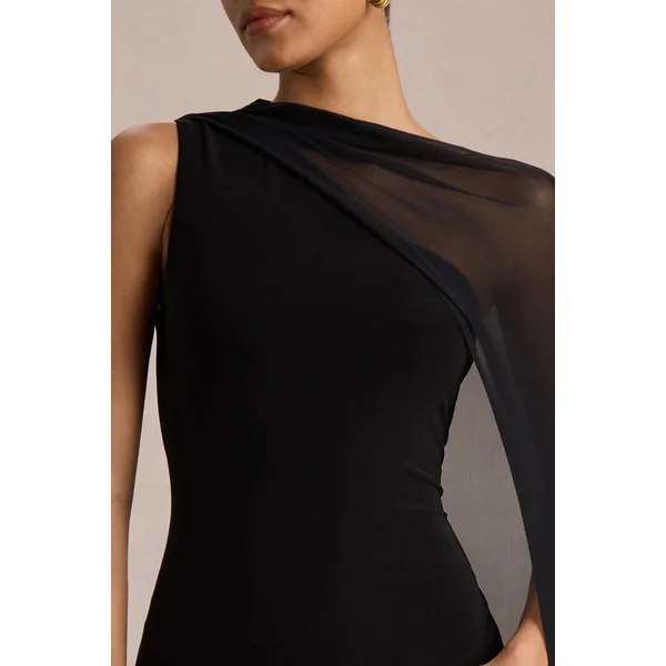 Mirelle | Robe longue noire à encolure asymétrique avec manche-cape transparente