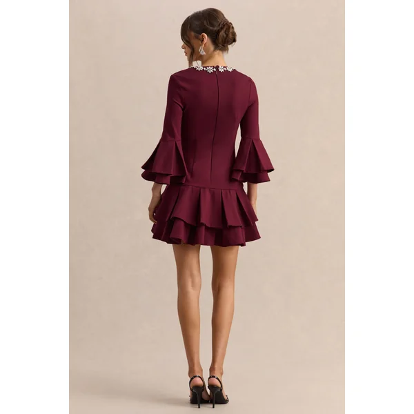Mirna | Mini-robe bordeaux à encolure ras-du-cou avec manches évasées et détails volantés
