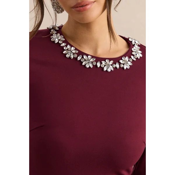 Mirna | Mini-robe bordeaux à encolure ras-du-cou avec manches évasées et détails volantés