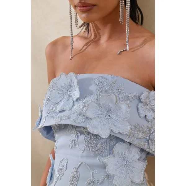 Misha | Robe longue bandeau bleu clair à fleurs 3D