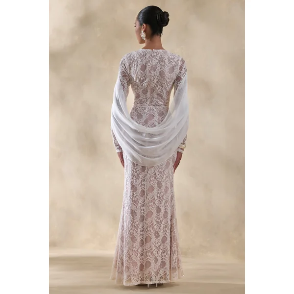 Nabina | Robe longue blanche en dentelle à encolure ronde avec détail drapé au dos