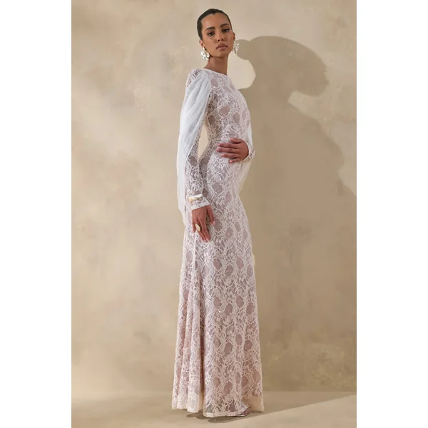 Nabina | Robe longue blanche en dentelle à encolure ronde avec détail drapé au dos