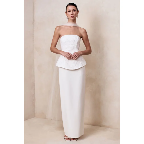 Naira | Robe longue bandeau blanche en satin à corset et écharpe transparente