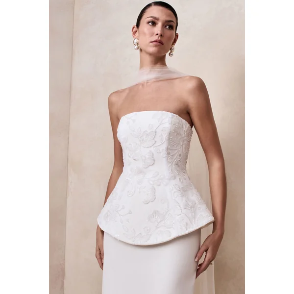 Naira | Robe longue bandeau blanche en satin à corset et écharpe transparente