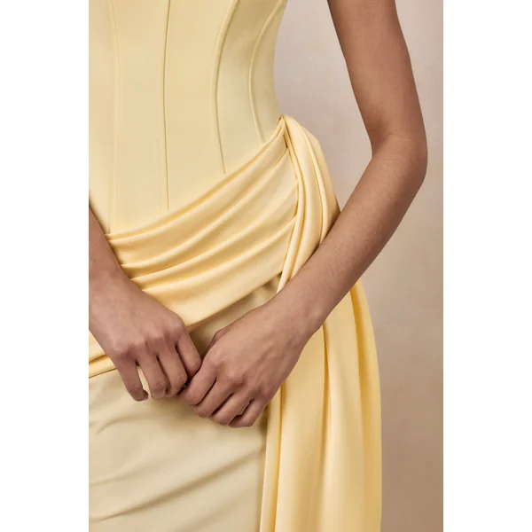 Nalira | Robe longue bandeau en satin citron avec jupe drapée