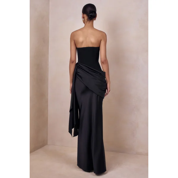 Nalira | Robe longue bandeau en satin noir avec jupe drapée