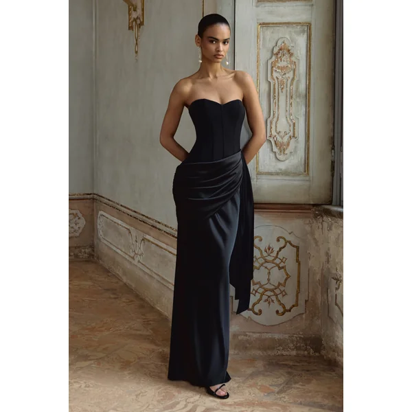 Nalira | Robe longue bandeau en satin noir avec jupe drapée