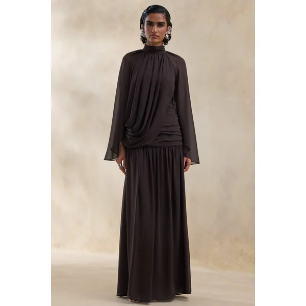 Narella | Robe longue marron en chiffon à encolure haute avec détails drapés