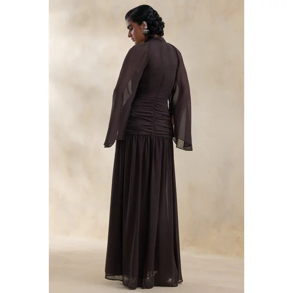 Narella | Robe longue marron en chiffon à encolure haute avec détails drapés