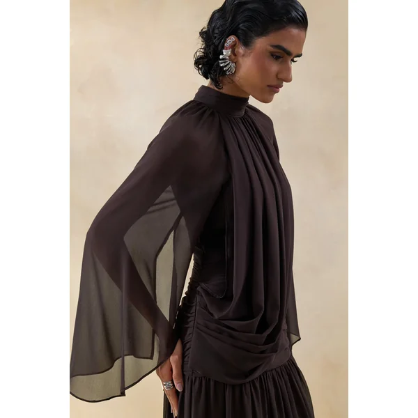 Narella | Robe longue marron en chiffon à encolure haute avec détails drapés