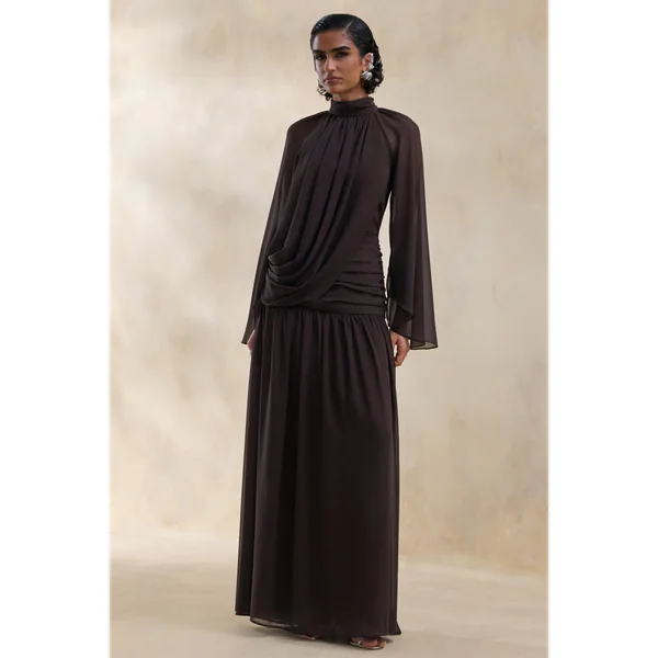 Narella | Robe longue marron en chiffon à encolure haute avec détails drapés