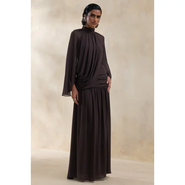 Narella | Robe longue marron en chiffon à encolure haute avec détails drapés