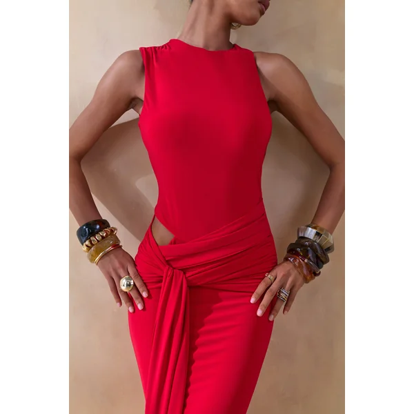 Nellie | Robe longue rouge à col rond avec découpes et ceinture