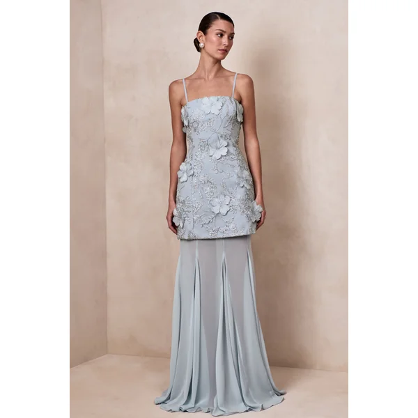 Nessa | Robe longue bleu clair à encolure carrée avec fleurs 3D et jupe transparente