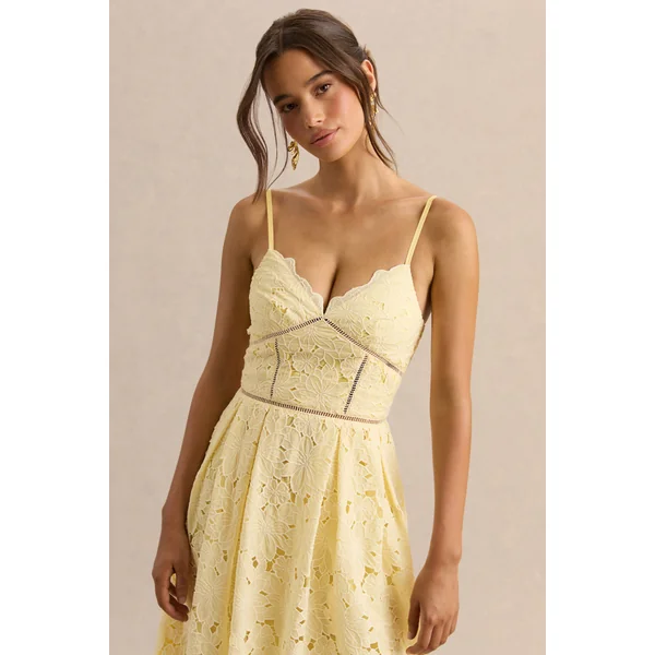 Nicoline | Robe mi-longue citron en dentelle à encolure cœur avec fines bretelles