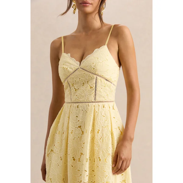 Nicoline | Robe mi-longue citron en dentelle à encolure cœur avec fines bretelles