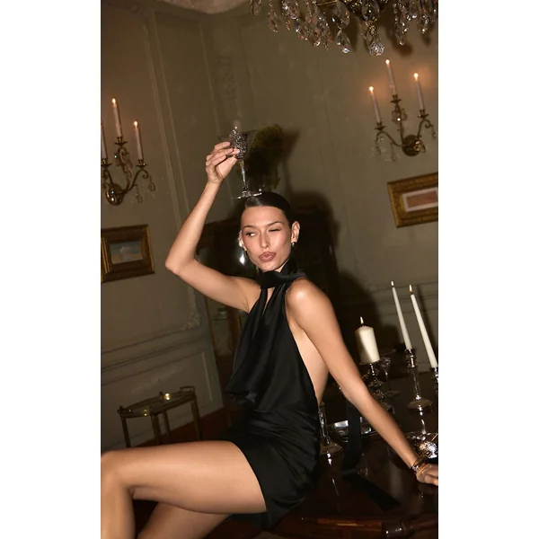 Noir Robe Courte Satinée À Col Bénitier