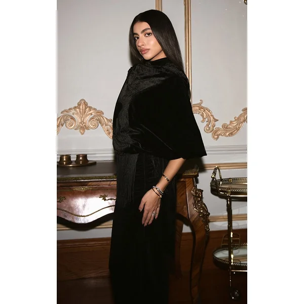 Noir Robe Longue En Velours À Col Montant Extrême Et Détails Froncés