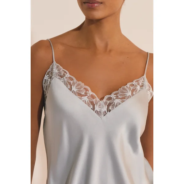 Nuisette de pyjama satinée avec détail en dentelle
