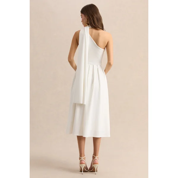 Odette | Robe mi-longue blanche à encolure asymétrique avec écharpe