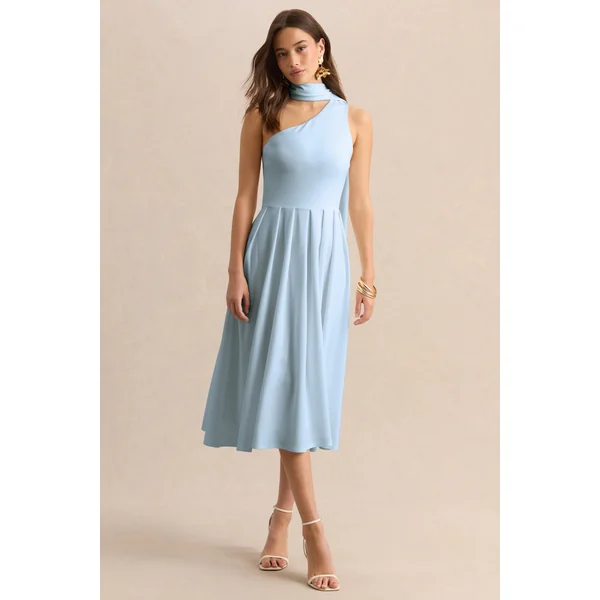 Odette | Robe mi-longue bleu poudré à encolure asymétrique avec détail foulard