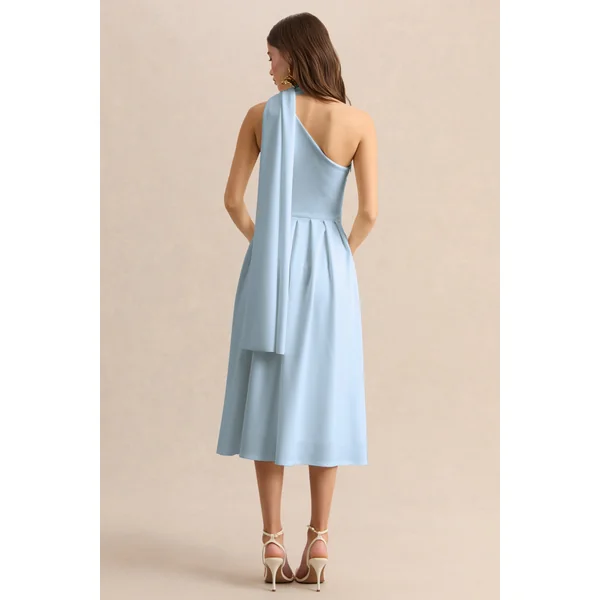 Odette | Robe mi-longue bleu poudré à encolure asymétrique avec détail foulard