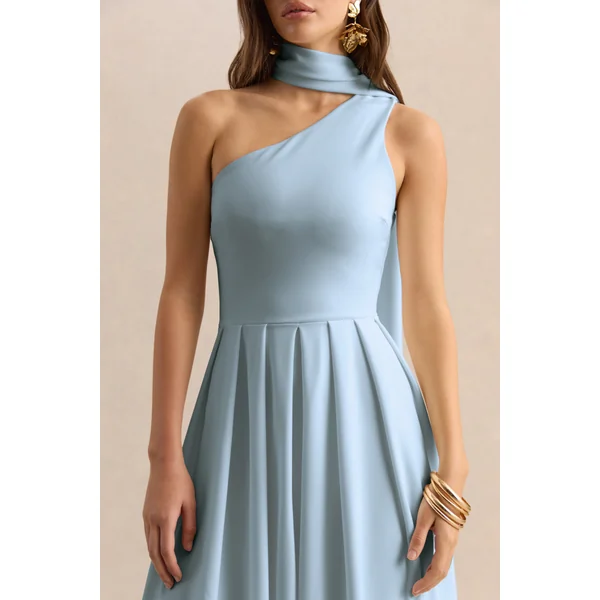 Odette | Robe mi-longue bleu poudré à encolure asymétrique avec détail foulard