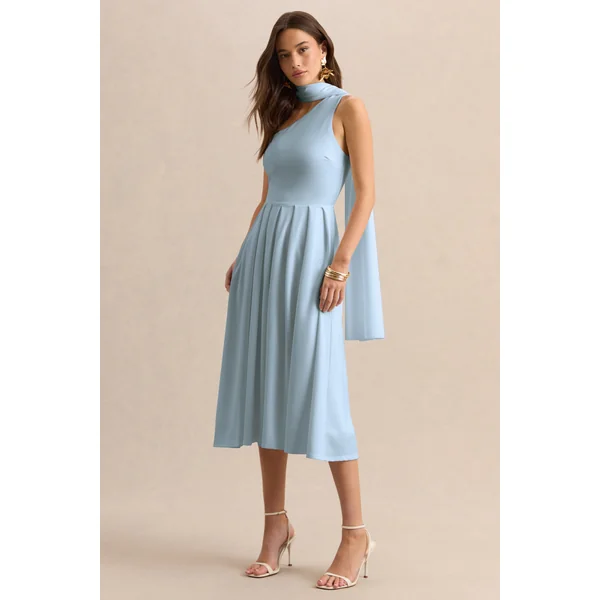 Odette | Robe mi-longue bleu poudré à encolure asymétrique avec détail foulard