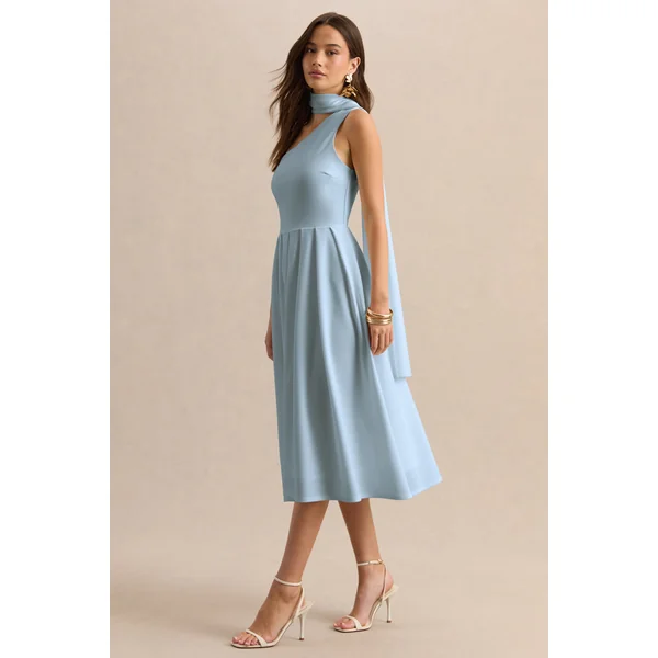 Odette | Robe mi-longue bleu poudré à encolure asymétrique avec détail foulard