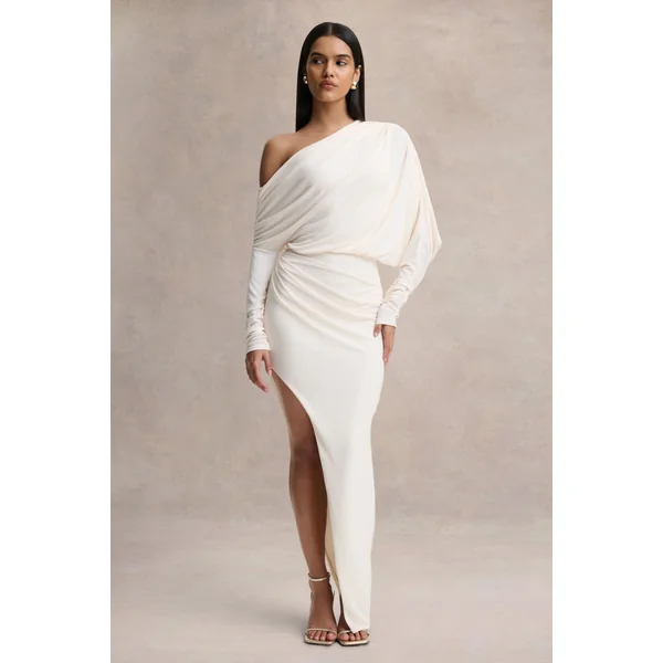 Olivia | Robe longue crème à encolure asymétrique avec détails froncés et fente haute devant