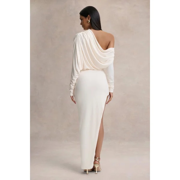 Olivia | Robe longue crème à encolure asymétrique avec détails froncés et fente haute devant