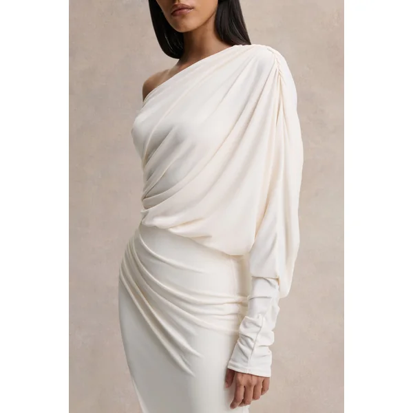 Olivia | Robe longue crème à encolure asymétrique avec détails froncés et fente haute devant
