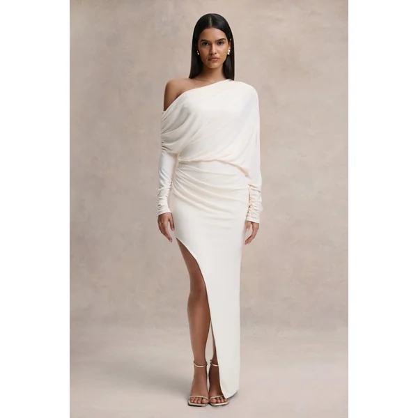 Olivia | Robe longue crème à encolure asymétrique avec détails froncés et fente haute devant