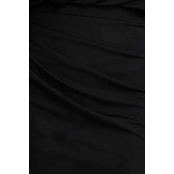 Olivia | Robe longue noire à encolure asymétrique avec détails froncés et fente haute sur le devant