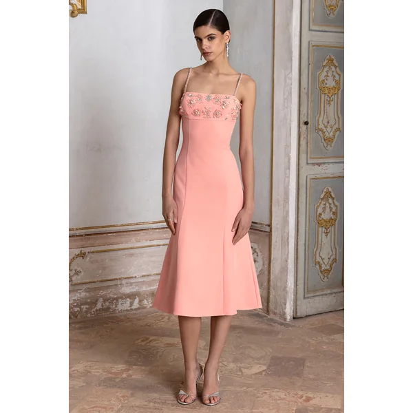 One To Remember | Robe mi-longue corail à décolleté carré ornée