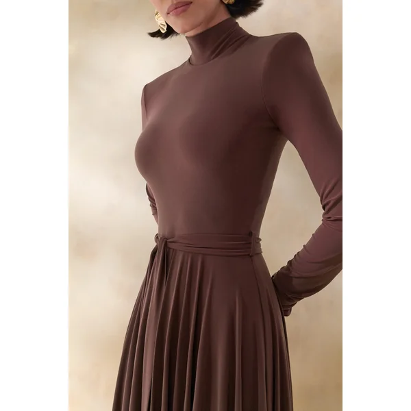 Opalia | Robe mi-longue marron à col montant ceinturée
