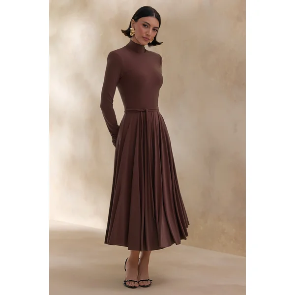 Opalia | Robe mi-longue marron à col montant ceinturée